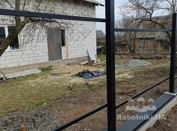 Бригада або робітники на заливку парканів...