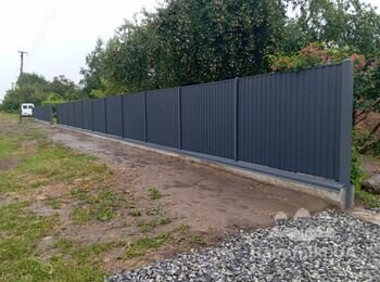 Бригада або робітники на заливку парканів...