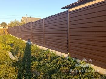 Бригада або робітники на заливку парканів...