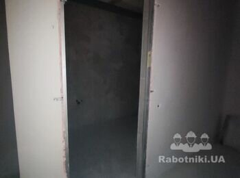 Після монтажу дверей прихованого монтажу потрібно заробити отвори .