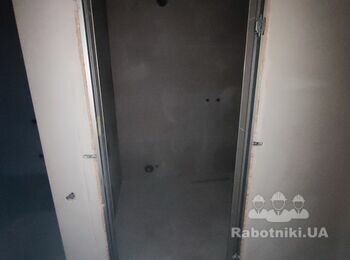 Після монтажу дверей прихованого монтажу потрібно заробити отвори .