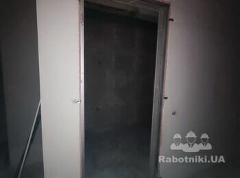 Після монтажу дверей прихованого монтажу потрібно заробити отвори .