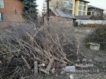 Демонтаж криші на старому будинку.