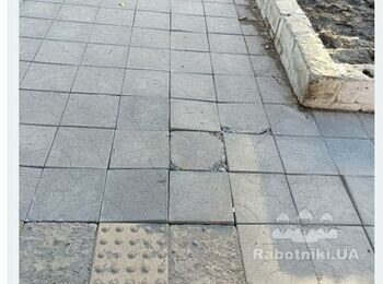 Ремонт тротуарної плитки біля магазину
