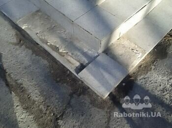 Ремонт сходів при вході, після зими повідпадала плитка