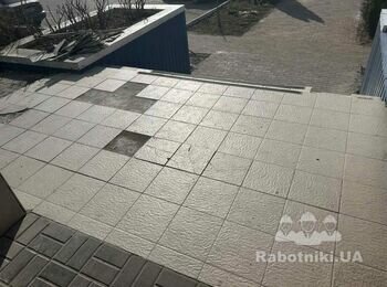 Потрібен плиточник. Викласти вхідні сходи в будівлю.