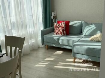 Переклеїти шпалери та перекласти ламінат в 1-к квартирі