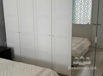 Переклеїти шпалери та перекласти ламінат в 1-к квартирі