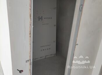 Після монтажу дверей прихованого монтажу потрібно заробити отвори .