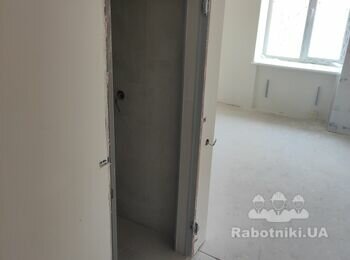 Після монтажу дверей прихованого монтажу потрібно заробити отвори .