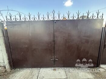 Переварити петлі на воротах, щоб змінити направлення їх відкриття.