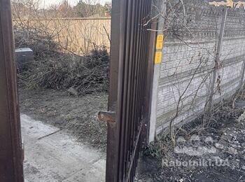 Переварити петлі на воротах, щоб змінити направлення їх відкриття.