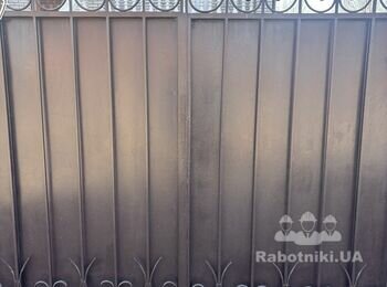 Переварити петлі на воротах, щоб змінити направлення їх відкриття.