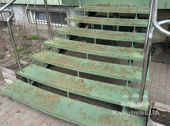 Пофарбувати вхідні металеві сходи