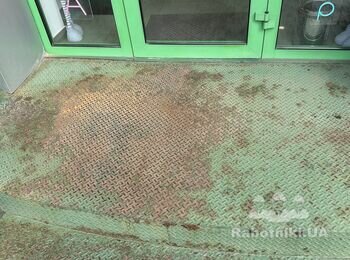 Пофарбувати вхідні металеві сходи