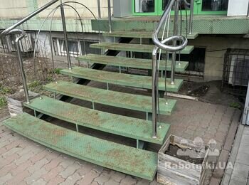 Пофарбувати вхідні металеві сходи