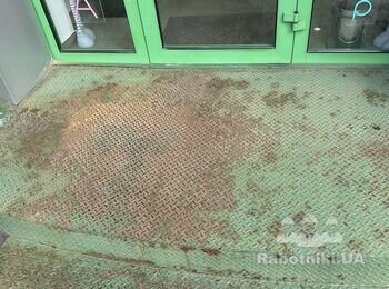 Пофарбувати вхідні металеві сходи