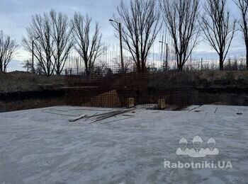 Бетонна заливка, стін, перекриттів та сходів.