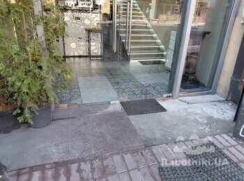 Перекласти дві гранітні плити після зимової корозії на вході в будівлю