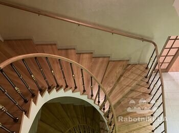 Реставрація сходової клітки та паркету.