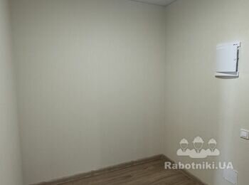 Під натяжною стелею закріпити брус (закладну)