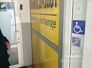 Покраска резиновой краской стены офисного помещения