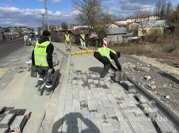 Укладання тротуарної плитки, монтаж бордюрів