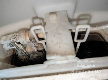 Заміна "внутрощів" бачків двох унітазів внутрішнього монтажу