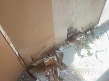 В квартире поклеить и покрасить обои приклеить панели два, подкрасить