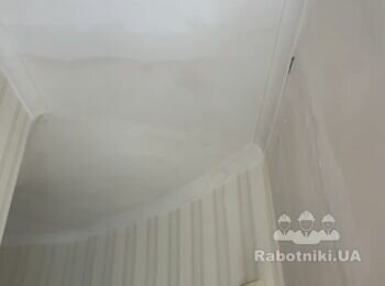 В квартире поклеить и покрасить обои приклеить панели два, подкрасить