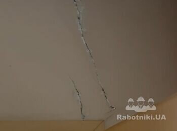 В квартире поклеить и покрасить обои приклеить панели два, подкрасить