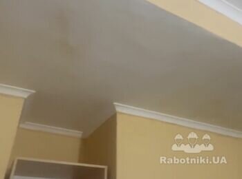 В квартире поклеить и покрасить обои приклеить панели два, подкрасить