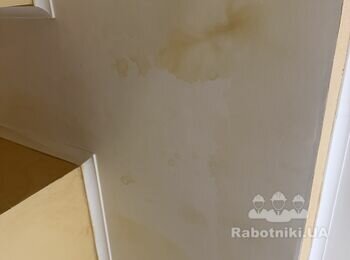 В квартире поклеить и покрасить обои приклеить панели два, подкрасить