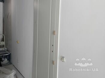 Молдинги і фарбування стін безповітряним способом
