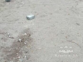 Вирівняти майданчик з відсіву, порівняти бардюр.