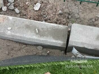 Вирівняти майданчик з відсіву, порівняти бардюр.