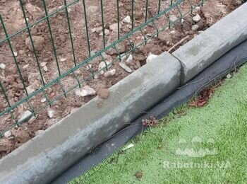 Вирівняти майданчик з відсіву, порівняти бардюр.