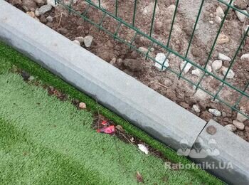 Вирівняти майданчик з відсіву, порівняти бардюр.