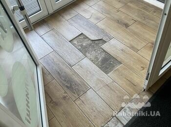 Заміна плитки в тамбурі (вхідна група)