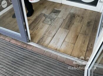 Заміна плитки в тамбурі (вхідна група)