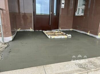 Заміна плитки на вхідних групах будинку