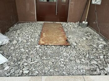 Заміна плитки на вхідних групах будинку