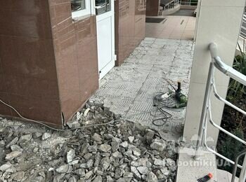 Заміна плитки на вхідних групах будинку