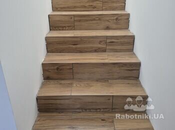 Монтаж алюмінієвого плінтуса на сходи