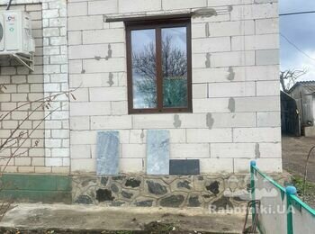 Облицювати фасад мармуром та відмостку гранітом