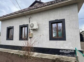 Облицювати фасад мармуром та відмостку гранітом