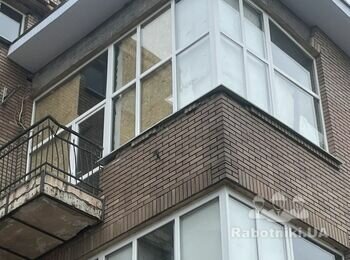 Кладка фронтону на фасаді офісного приміщення з облицювальної цегли