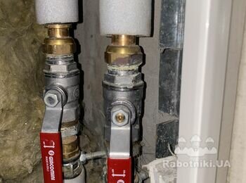 Розкрутити зєднання холодної води і просвірлити коронкою три отвори