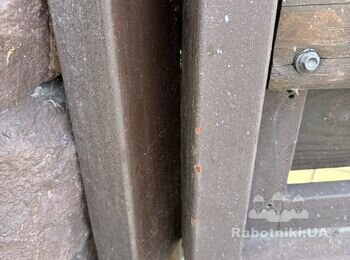 Приварювання петлі вхідної калитки