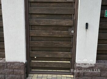 Приварювання петлі вхідної калитки